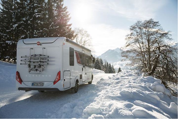 camper in de sneeuw